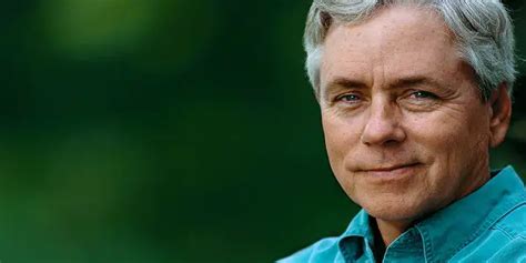 How Many Books Has Carl Hiaasen Written: A Deep Dive into His Literary Journey